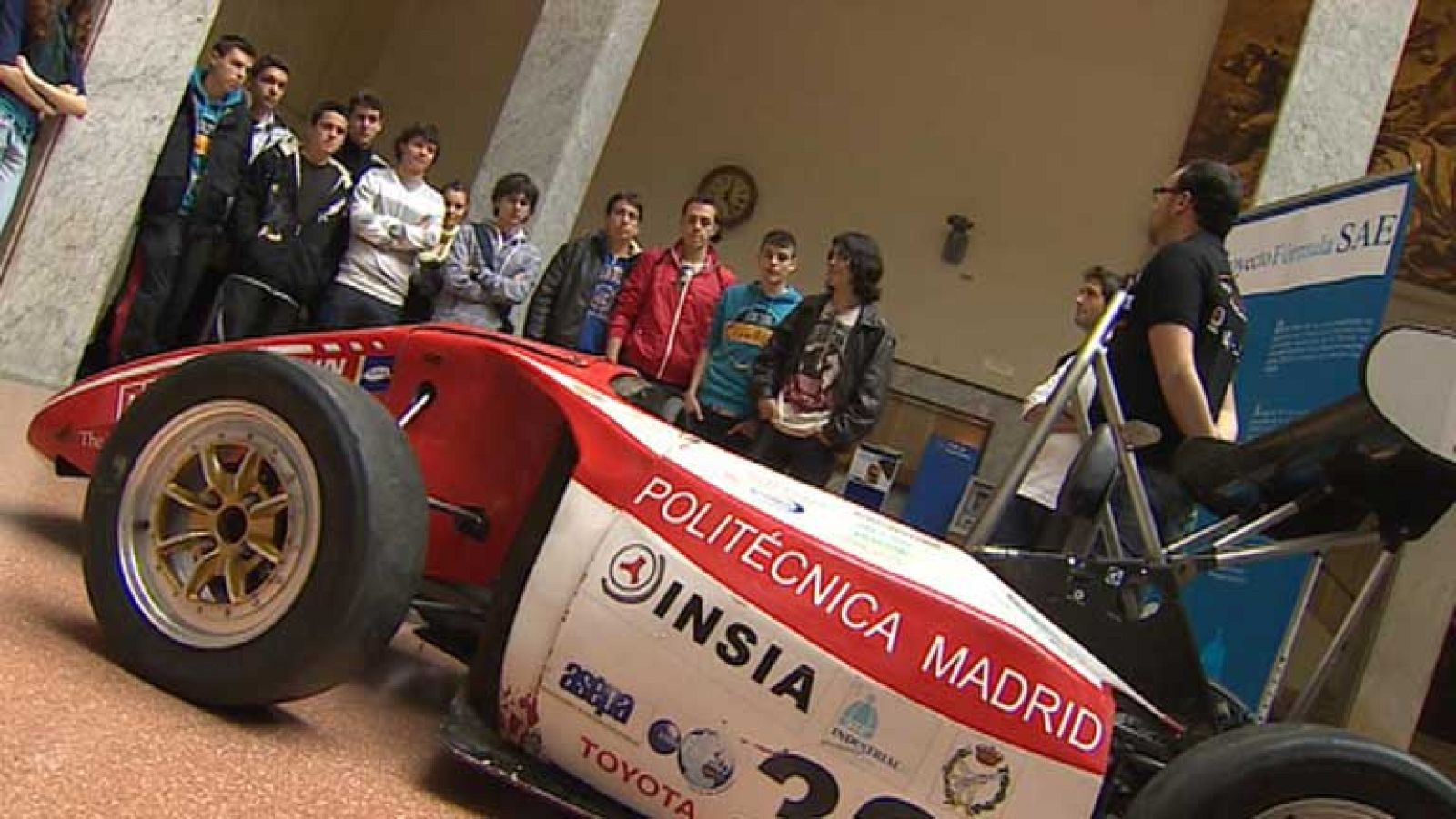 Estudiantes de ingeniería de Madrid han ejercido de maestros de robótica para jóvenes