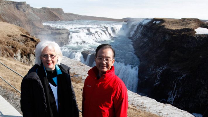 Telediario 1 - El hambre de materias primas de China le lleva a Islandia, necesitada de capitales