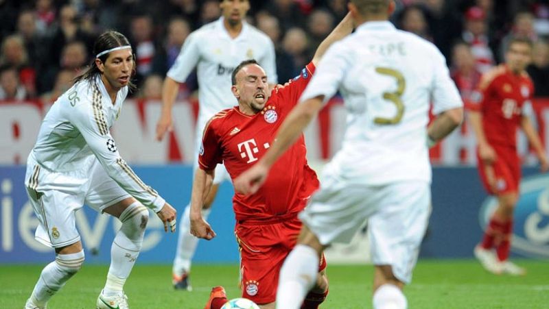 Los blancos están obligados a dar la vuelta al 2-1 de la ida, una situación parecida a la que vivió el equipo en 2002 cuando ganó la novena Copa de Europa. Algunos jugadores, como Ramos y Alonso, están apercibidos y no jugarían la final en caso de ve