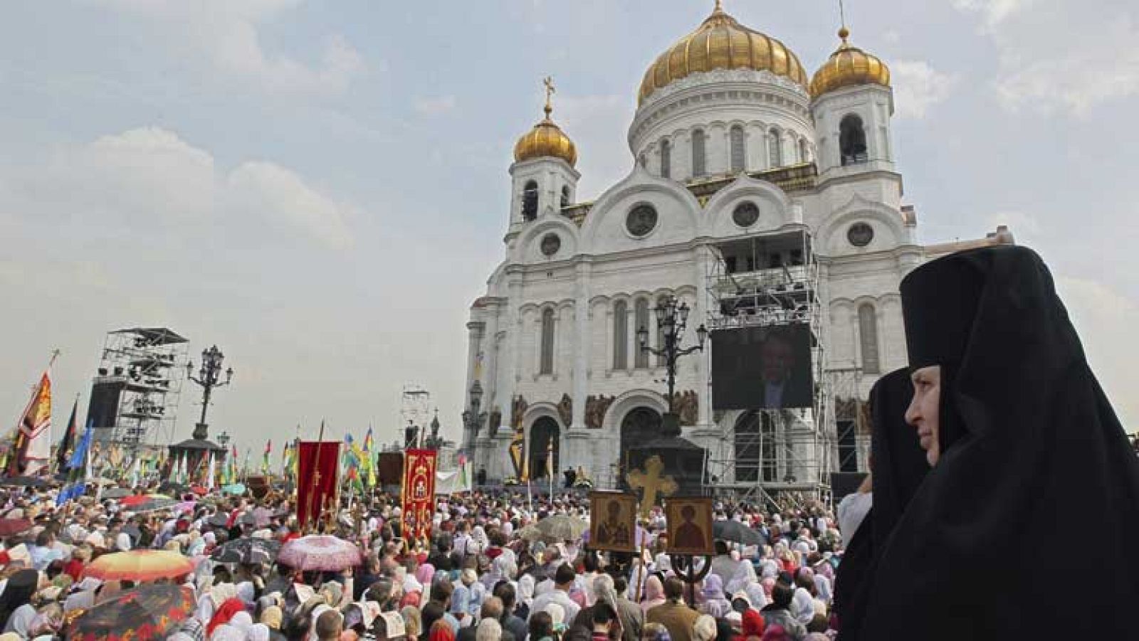 En Moscú, más de 50.000 personas participan en una misa en defensa de la fe ortodoxa.