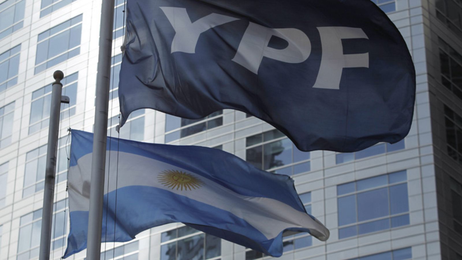 El Gobierno argentino resta importancia a las represalias españolas y europeas por YPF