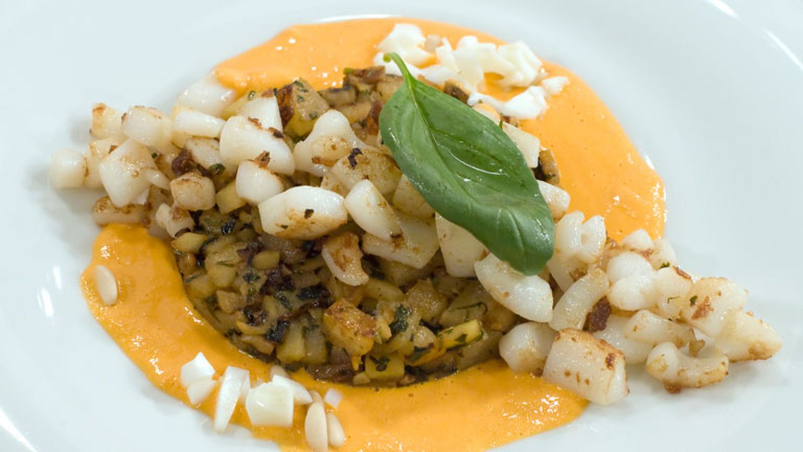 Sepia a la plancha con manzana y peras al ajillo