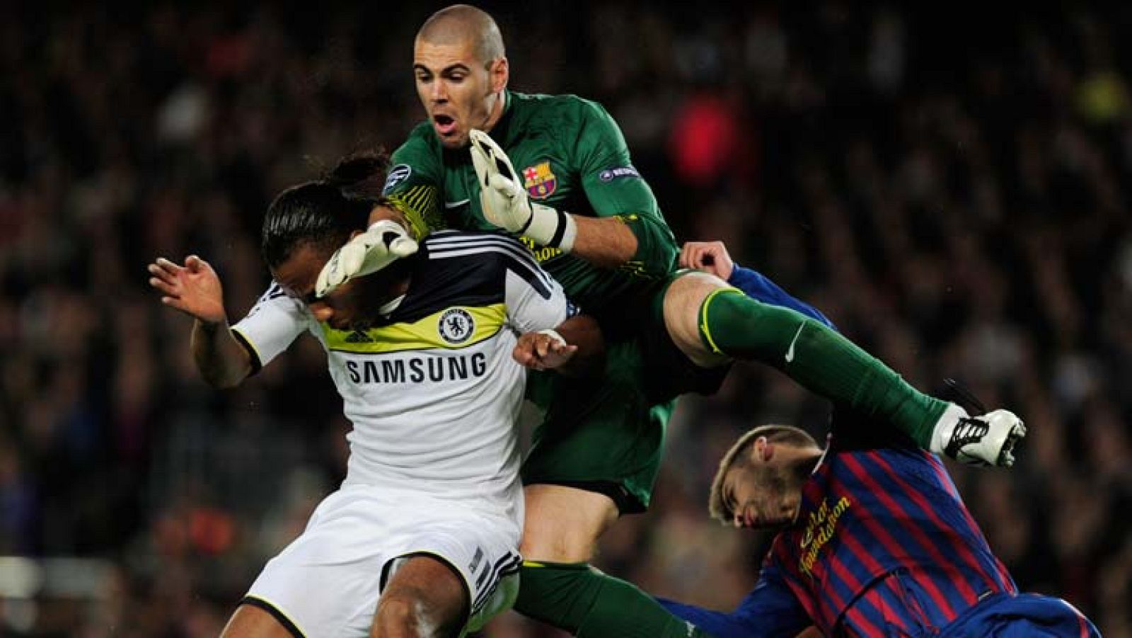 Piqué choca con Valdés y pide el cambio 10 minutos después | Ver