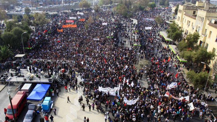 Telediario 1 - Los estudiantes chilenos vuelven a las calles para pedir educación pública y de calidad