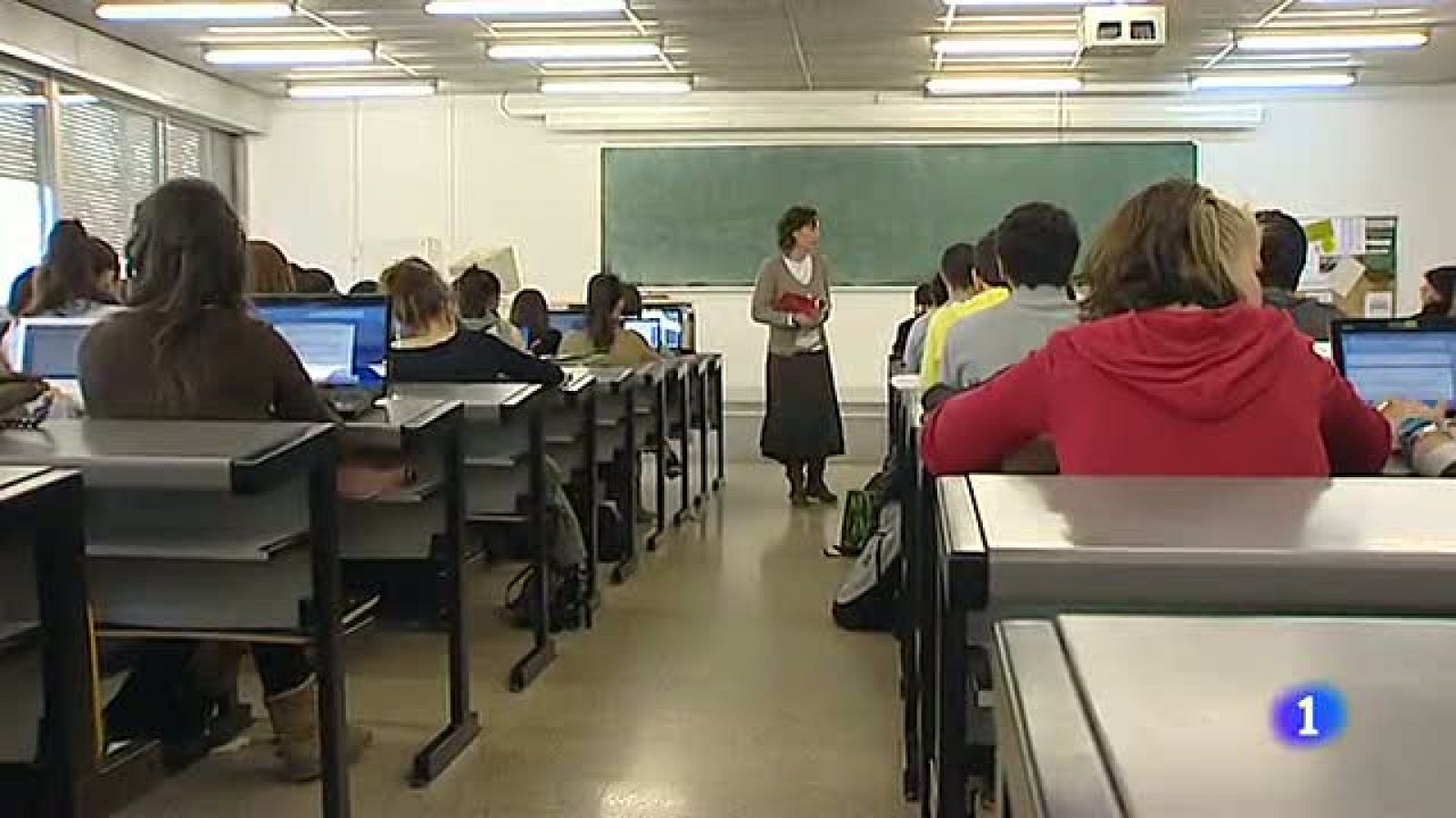 El Ministerio de Educación estudia subir la nota mínima para lograr una beca.