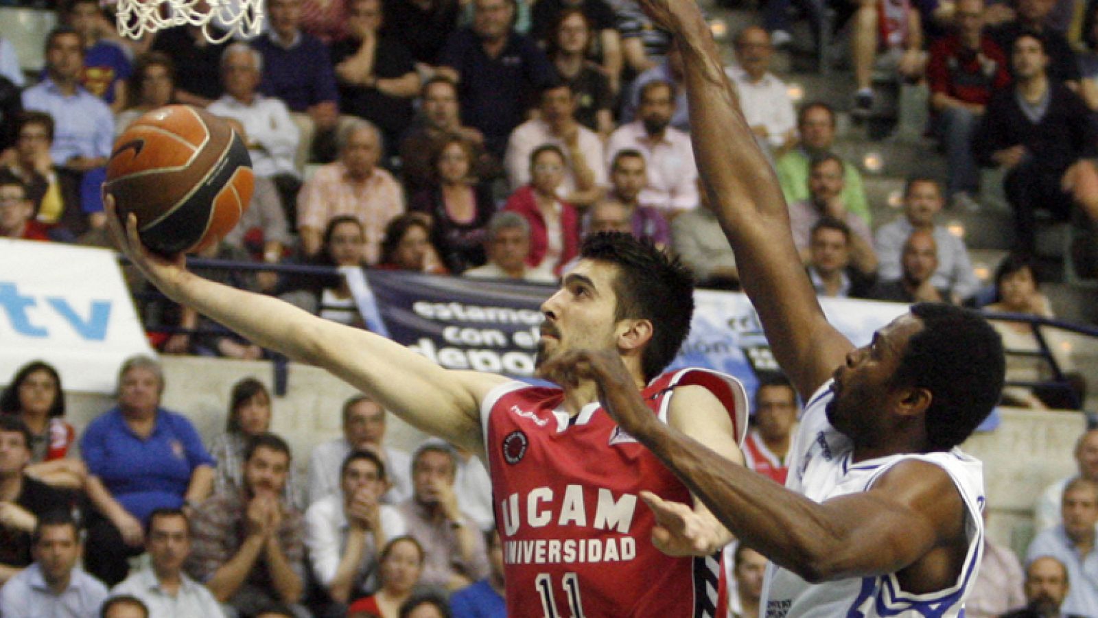El Lucentum Alicante consiguió un triunfo en Murcia que lo acerca a su objetivo de disputar las eliminatorias por el título en la Liga Endesa al ganar por 78-82 en un partido resuelto prácticamente con el reloj a cero.