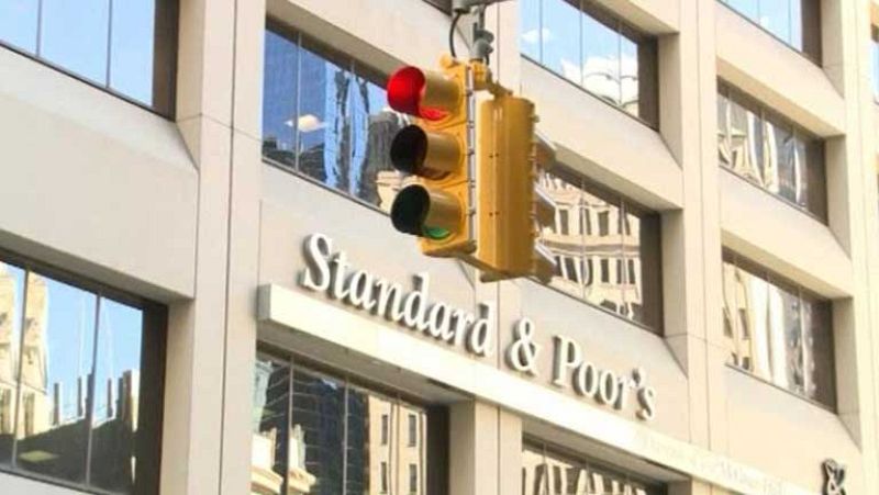 Standard & Poor's rebaja dos escalones la calificación de riesgo española