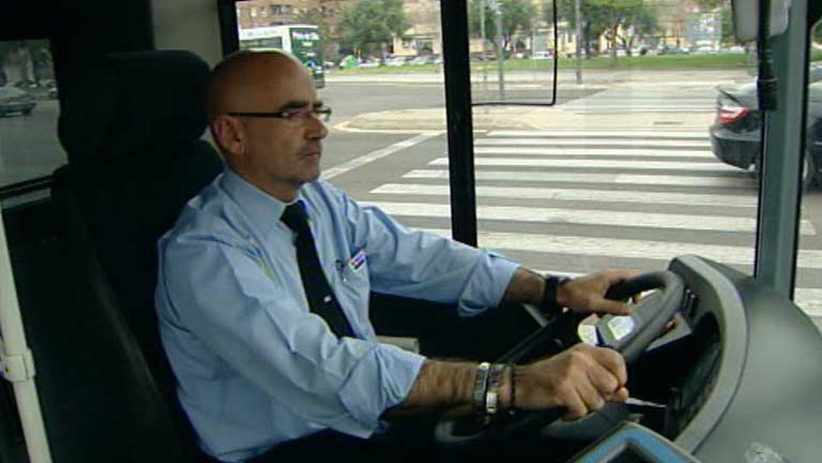 Un conductor de autobuses urbanos ha salvado la vida a una pasajera que se puso enferma