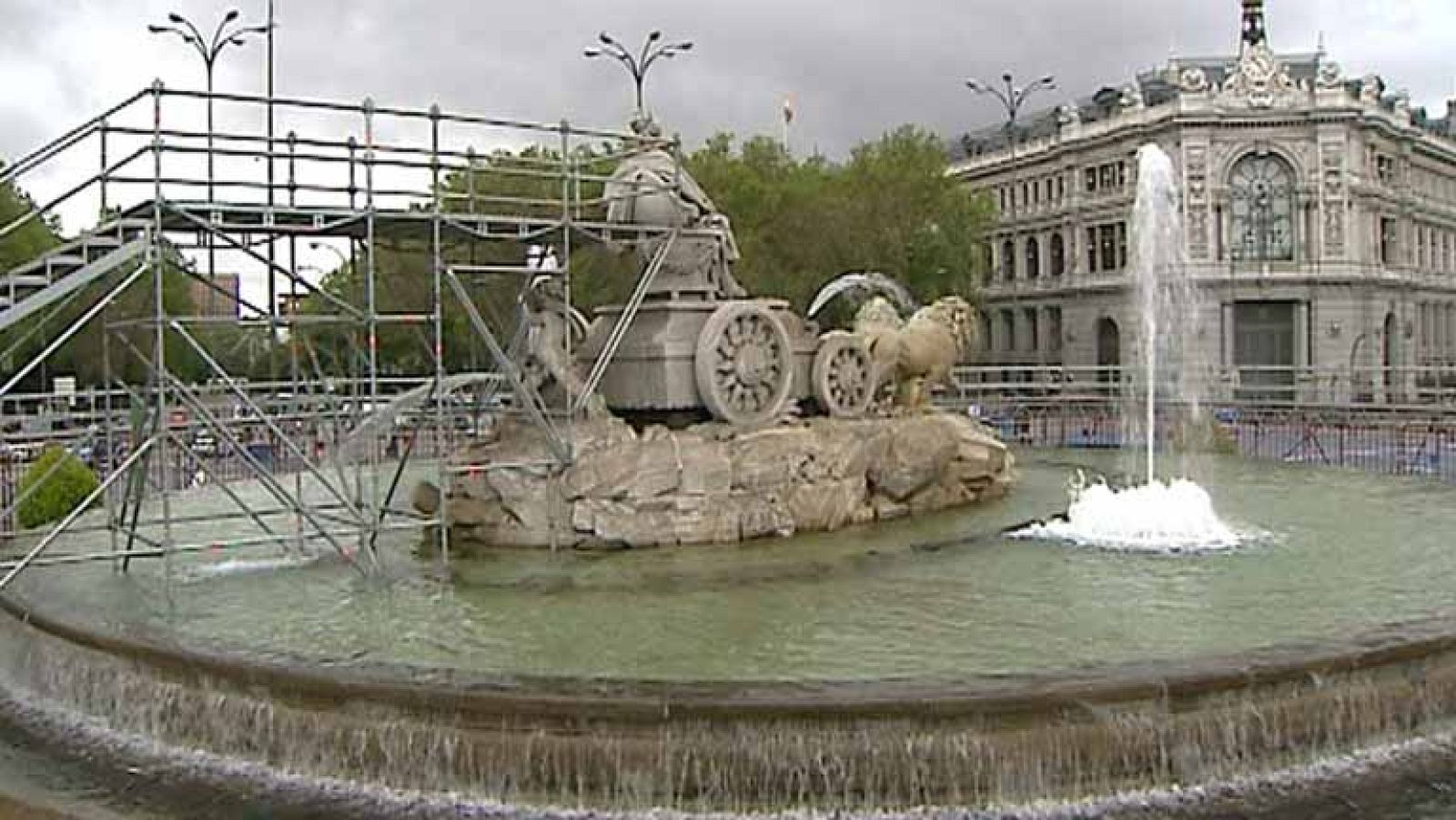 Hay muchas ganas de celebrar una Liga cuatro temporadas después, y puede ser esta noche si el Barca pierde en Vallecas. La Cibeles, por si acaso, ya se prepara vallada para el alirón blanco que podría celebrarse a partir de las 11 de la noche. Sería