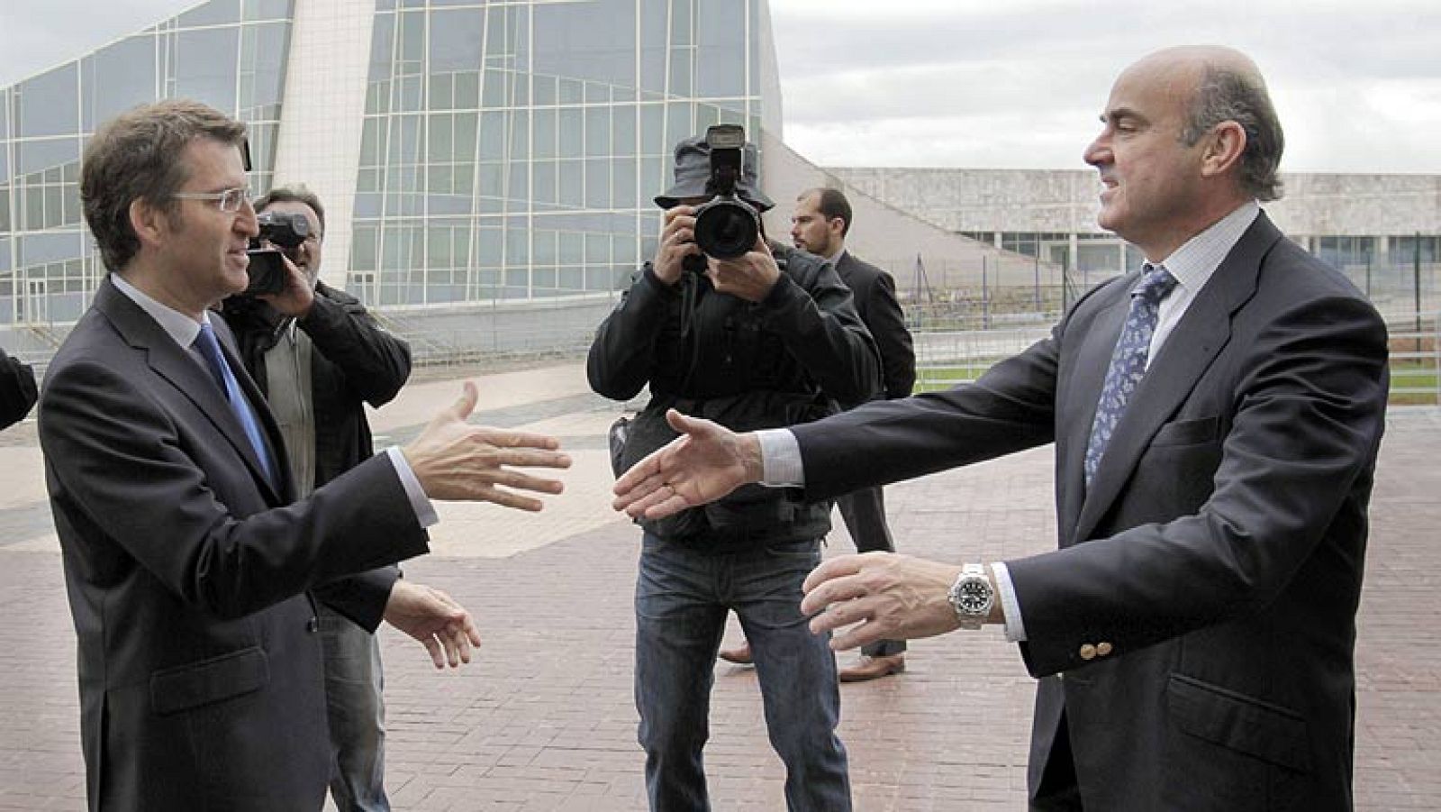 De Guindos: El Gobierno está tomando las decisiones para modificar el rumbo