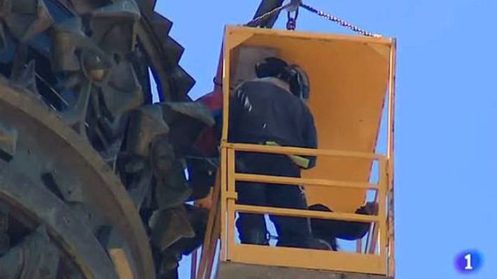 Telediario 1 - Rescatan a seis turistas