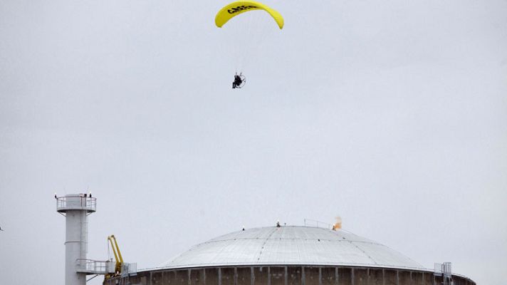 Informativo 24h - Un militante de Greenpeace aterriza en parapente en una central nuclear francesa