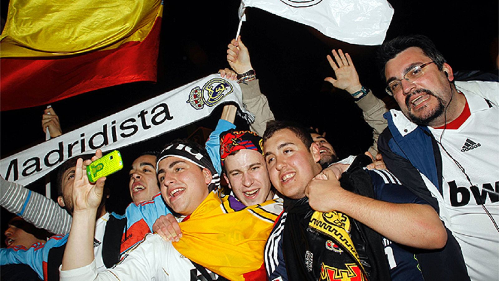 Cerca de 5.000 personas se han congregado en los alrededores de la fuente de Cibeles, lugar tradicional de celebración para los seguidores del Real Madrid, para festejar el 32 título de Liga conquistado por los de Chamartín.