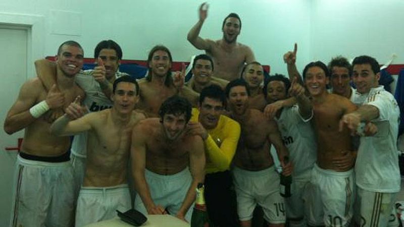 Los jugadores del Real Madrid celebraron en el vestuario de San Mamés el haber conseguido la Liga, número 32 en el palmarés madridista. "Vamos a la Cibeles", cantaban los jugadores blancos al igual que Pepe o Marcelo se marcaban un baile.