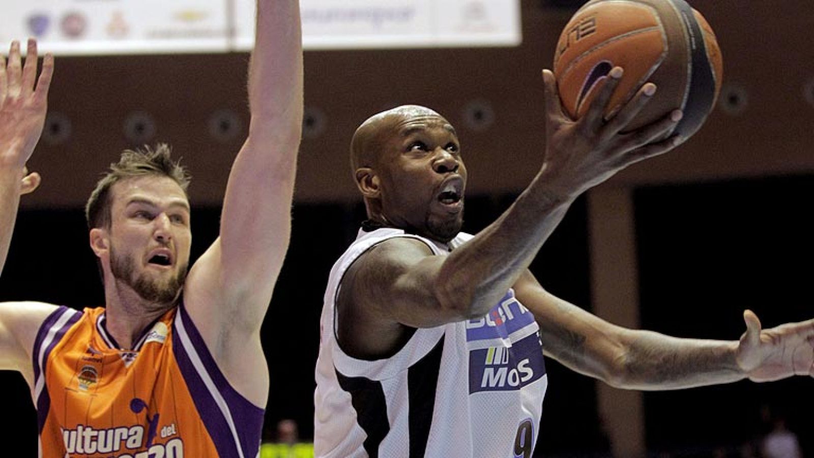 El Blusens Monbus ha logrado certificar la permanencia en la Liga Endesa tras una victoria merecida ante el Valencia Basket (76-62).