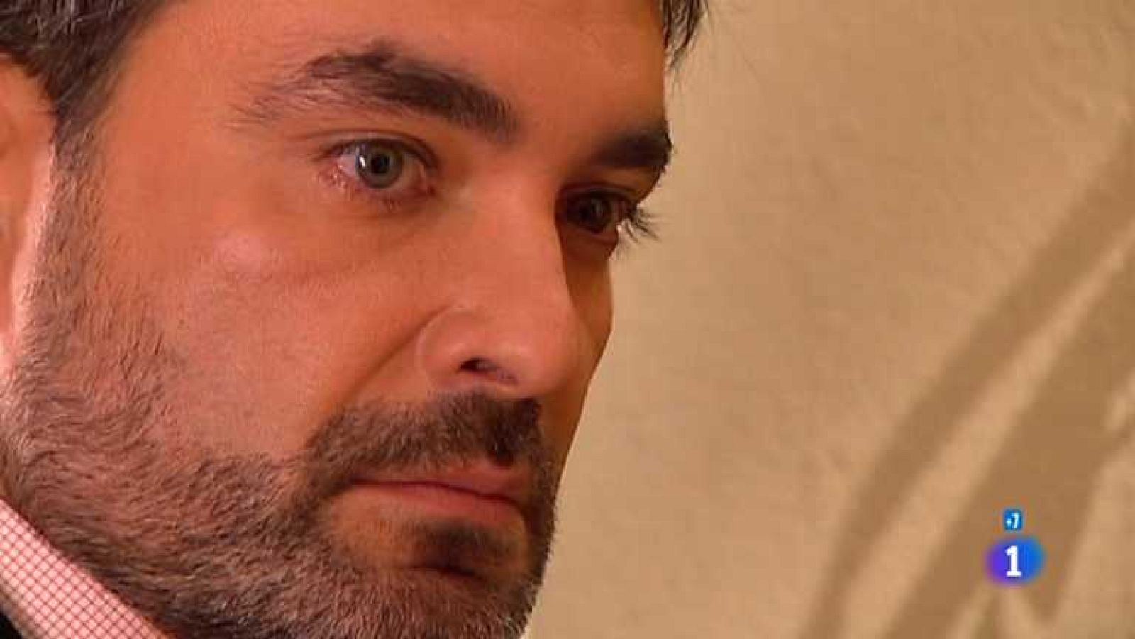 Cielo Rojo - Capítulo 79 - Al conocer el verdadero resultado de las pruebas, el médico que realizó las primeras confiesa a Andrés que fue Aleida quien le obligó a hacerlo - Ver ahora