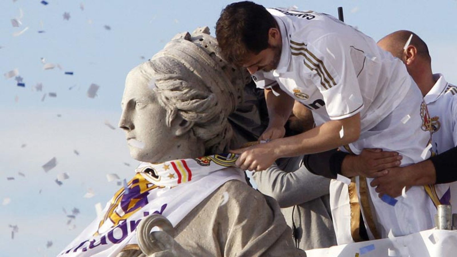 Una vez más, la Plaza de Cibeles en Madrid fue el escenario de la celebración de un título liguero del Real. Iker Casillas puso el broche final engalanando la estatua de la diosa.