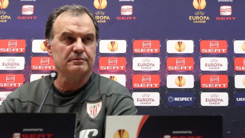 El entrenador del Athletic Club, Marcelo Bielsa, cree que "llegar a dos finales", como ha hecho este año su equipo, "es muy valioso" y que ganarlas sería "mucho más valioso" aún, pero que "perderlas" sería "muy triste".
