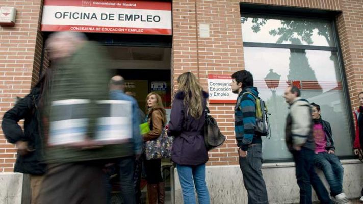 Telediario 1 - Bajada del paro en el mes de abril