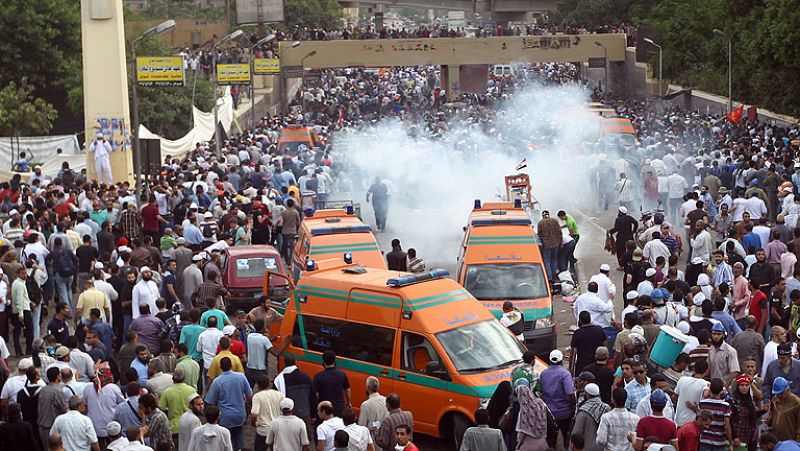 La Junta Militar de egipto declara el toque de queda alredor del Ministerio de Defensa | Ver