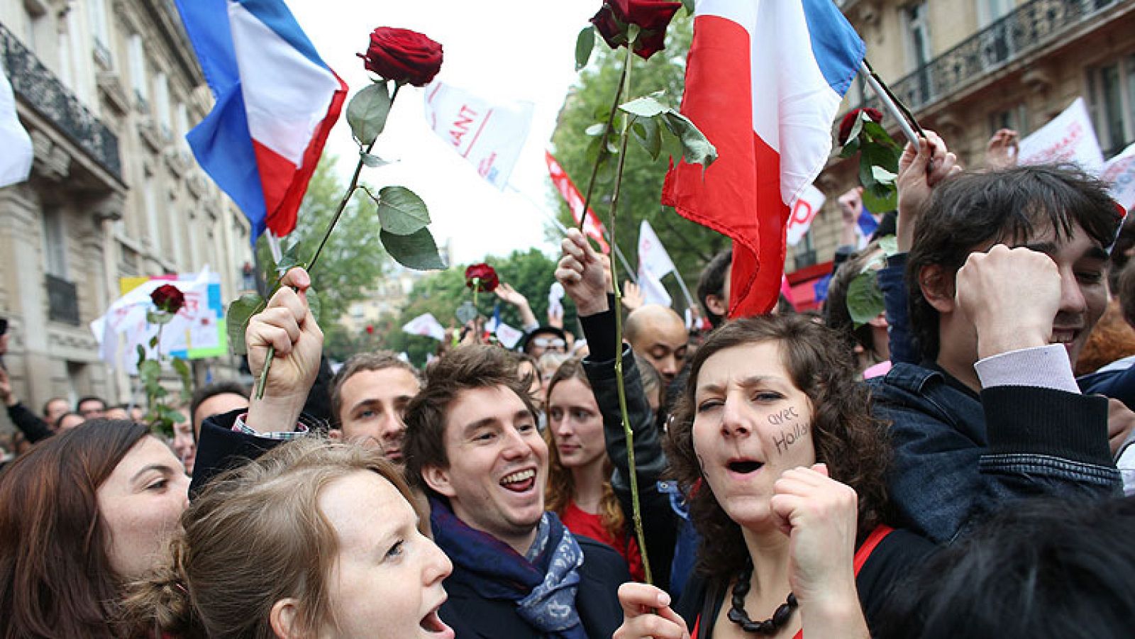 Los seguidores de Hollande celebran la victoria en la sede socialista - Informativo 24h | Ver
