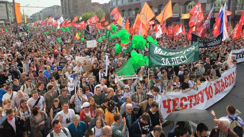 Enfrentamientos entre manifestantes y policía en Moscú en la víspera de la investidura de Putin