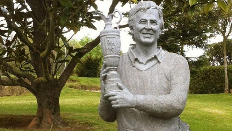 Este lunes 7 de mayo se cumple un año desde el fallecimiento de Severiano Ballesteros. Desde el día antes, una estatua le recuerda presidiendo la que fue su casa en Pedreña.