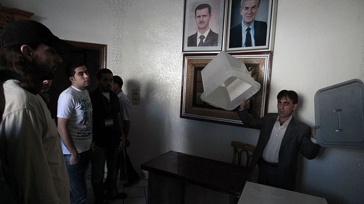 Telediario 1 - Abren los colegios electorales en Siria para elegir un nuevo Parlamento