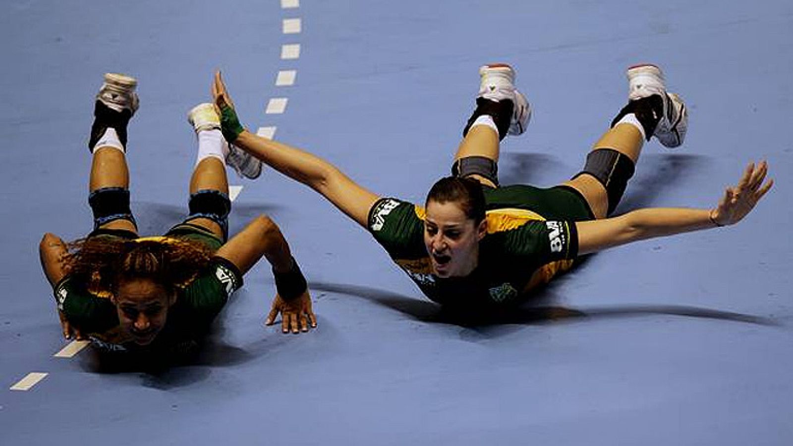 El balonmano es uno de los pocos deportes en que España tiene opciones de ganar medalla en los Juegos tanto en mujeres como hombres. Pero para eso hace falta que el equipo femenino consiga la clasificación. Con este video las jugadoras tratan de moti