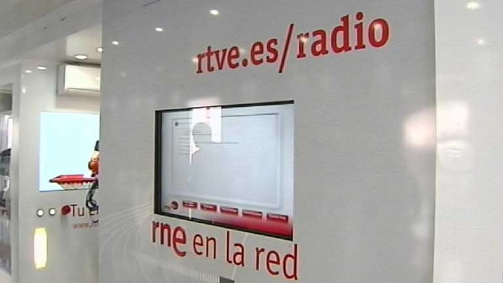 Radio Nacional recibe el premio de Medalla de Oro de Cruz Roja