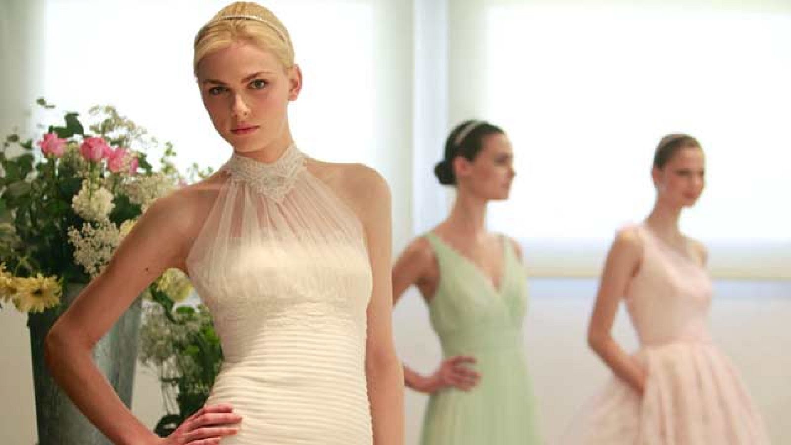 Más Gente - Andrej Péjic deslumbra vestido de novia sobre la pasarela de Rosa Clará