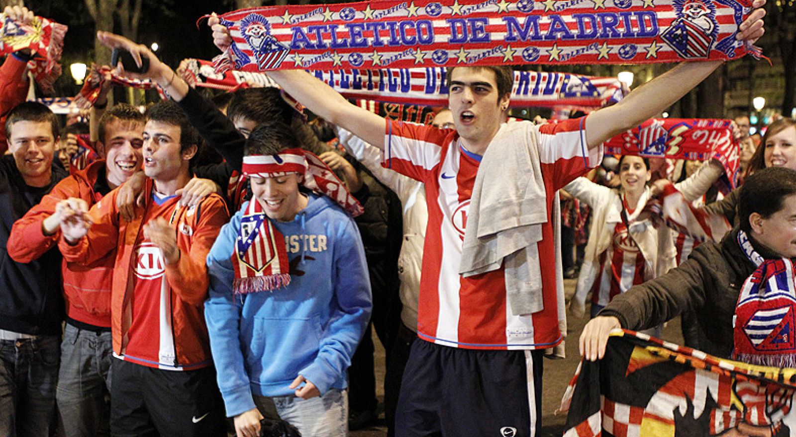 Neptuno se viste de rojiblanco - La noche en 24h | Ver