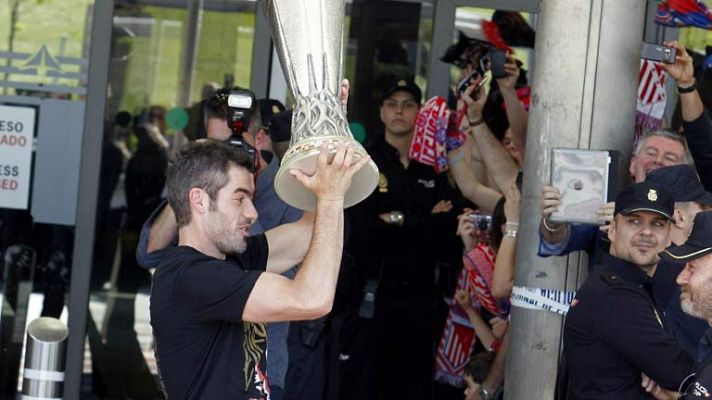 Informativo 24h - El Atlético, recibido en Barajas al grito de "¡Campeones!"