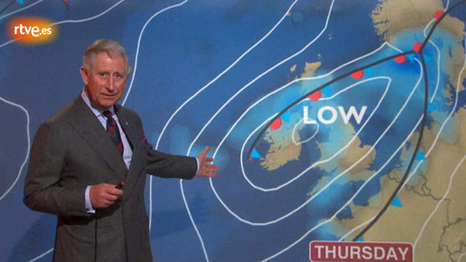 El príncipe Carlos ha aparecido en la BBC escocesa para dar la previsión meteorológica como parte de su visita de una semana a Escocia.