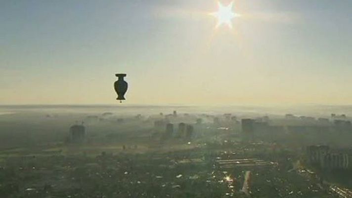 Telediario 1 - El globo de la Eurocopa se pasea por Kiev