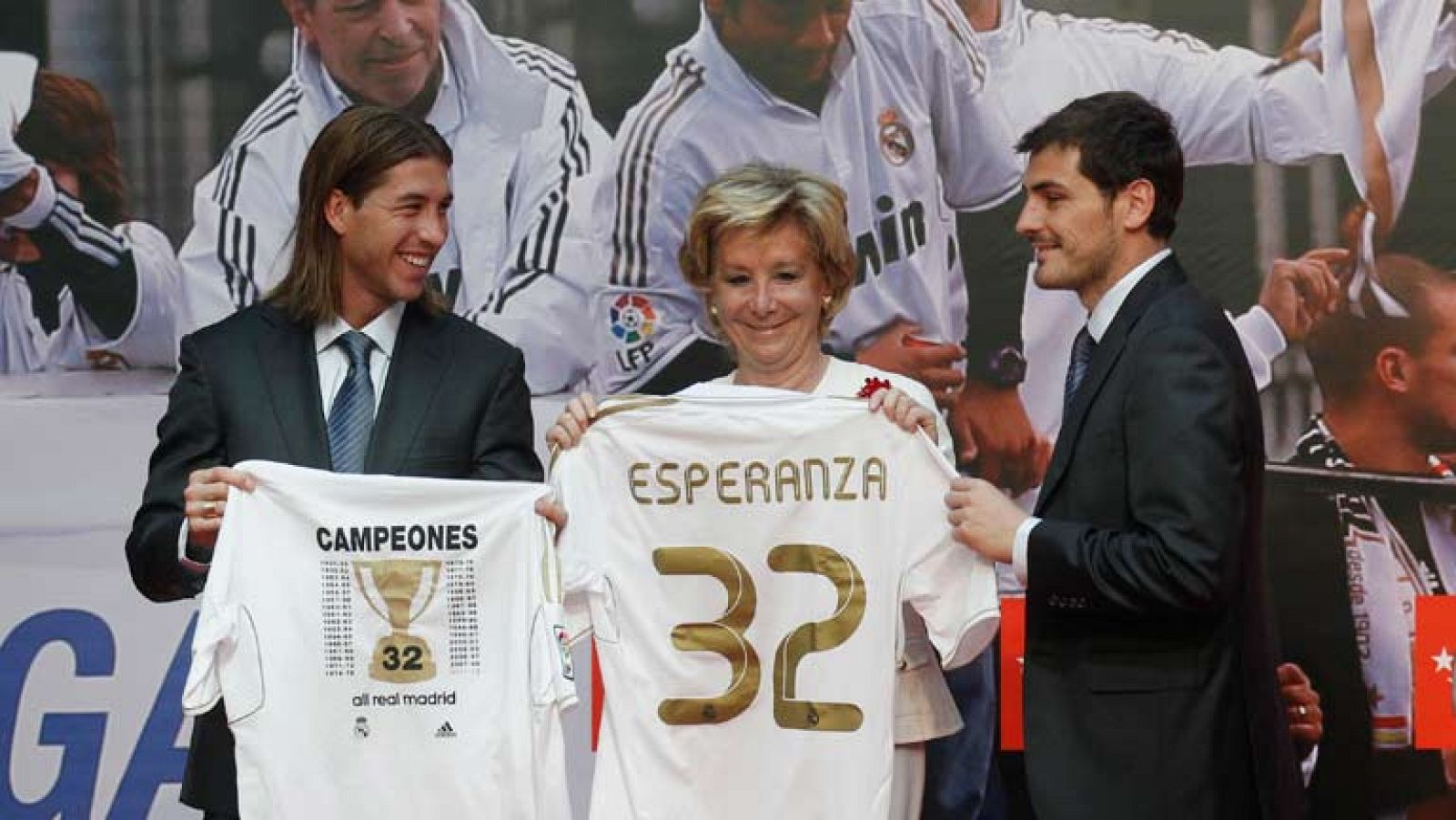 La plantilla del Real Madrid ha celebrado en la sede de la Comunidad de Madrid, con la copa en las manos, la conquista de la Liga. Esperanza Aguirre, presidenta de la Comunidad de Madrid, les ha pedido a todos, cuerpo técnico y directiva  que la próx