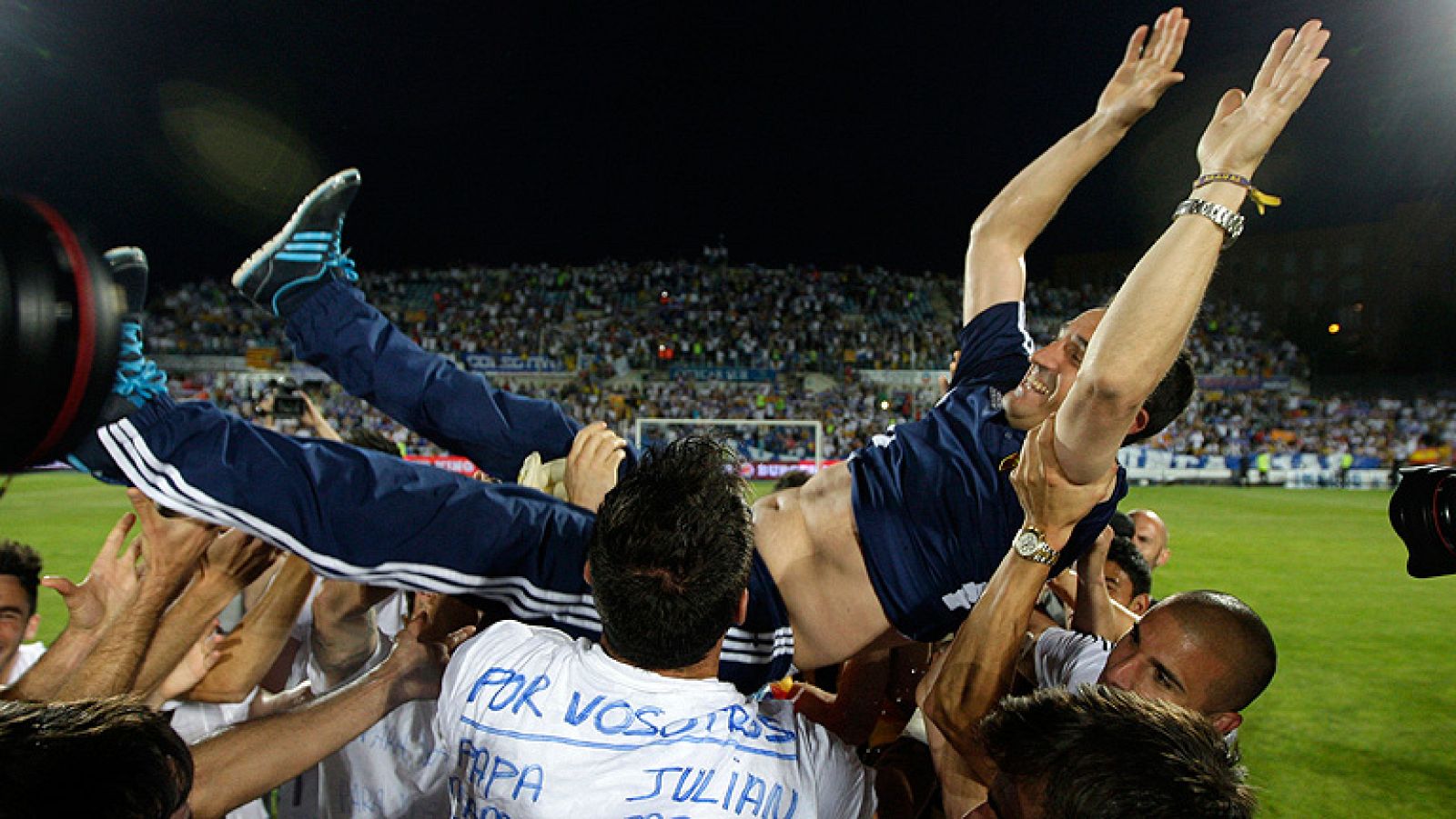 La plantilla, cuerpo técnico y Directiva del Real Zaragoza  visitará este lunes (20.30 horas) la Basílica de Nuestra Señora del  Pilar para mostrar su agradecimiento por "la protección" mostrada por  la patrona esta temporada 2011-12, en la que ha l