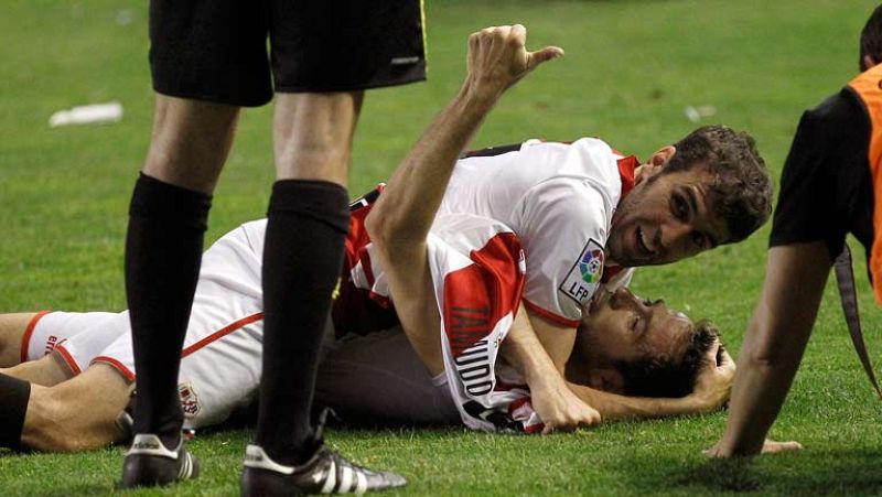 Y en Vallecas, el Rayo y el Granada vivieron también la apoteosis de su salvación. Especialmente los rayistas, que tenían todo perdido en el minuto 90 con el empate a cero pero que vieron como en el 91', un especialista en goles trascendentales como