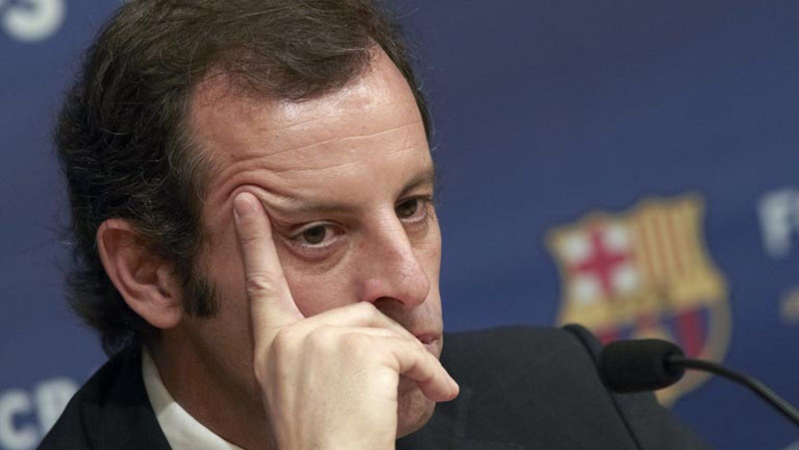 El Presidente del Barcelona Sandro Rosell ha visitado a Eric Abidal, que sigue ingresado en un hospital después de su trasplante de hígado. Si todo va según lo previsto el jugador del Barcelona abandonará en los próximos días la clínica