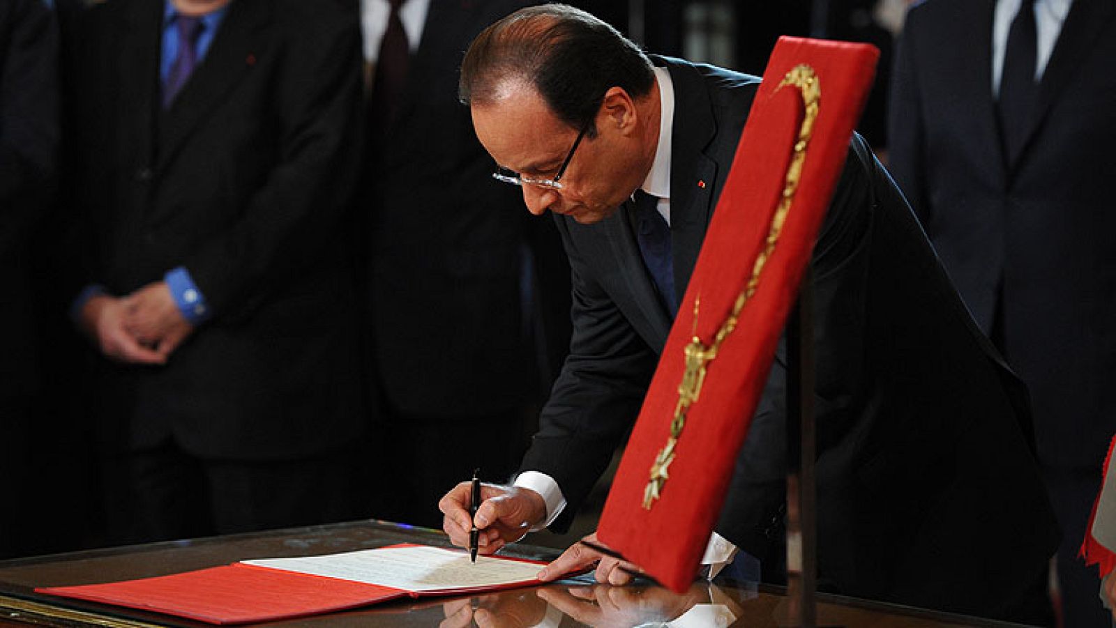 Hollande asume la presidencia de Francia y subraya en su discurso querer abrir una nueva vía en Europa - Informativo 24h | Ver