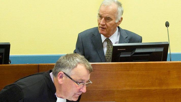 Telediario 1 - El serbio Ratko Mladic se sienta por fin en el banquillo del Tribunal para la antigua Yugoslavia