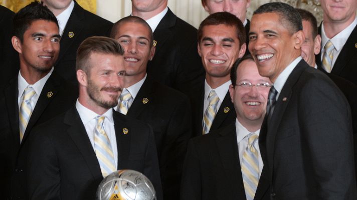 Fútbol - Obama bromea con Beckham y le llama "joven estrella en ascenso"