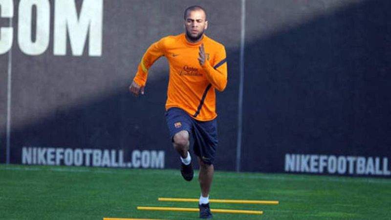 El jugador del FC Barcelona Dani Alves se ha fracturado la clavícula derecha durante el entrenamiento del equipo de este miércoles. Según informa el club azulgrana, el futbolista brasileño será sometido a un tratamiento quirúrgico esta misma tarde en