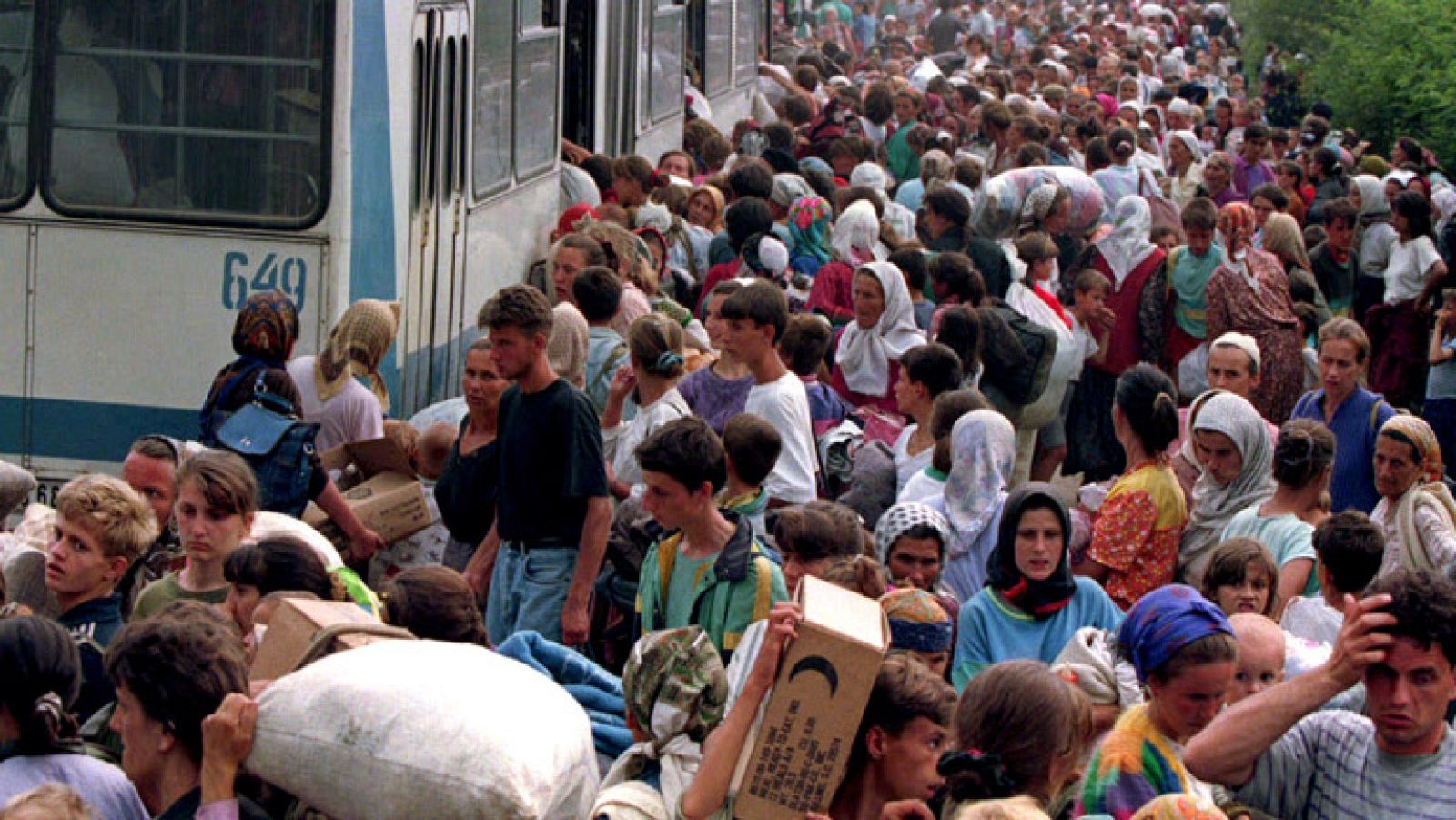 La Fiscalía del Tribunal de la Haya ha mostrado vídeos en los que aparece Ratko Mladic como pruebas de su implicación en la matanza de Srebrenica.