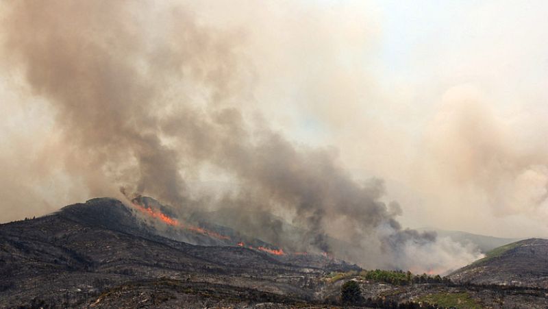 El fuego convierte en cenizas 3.000 hectáreas de la Rasquera