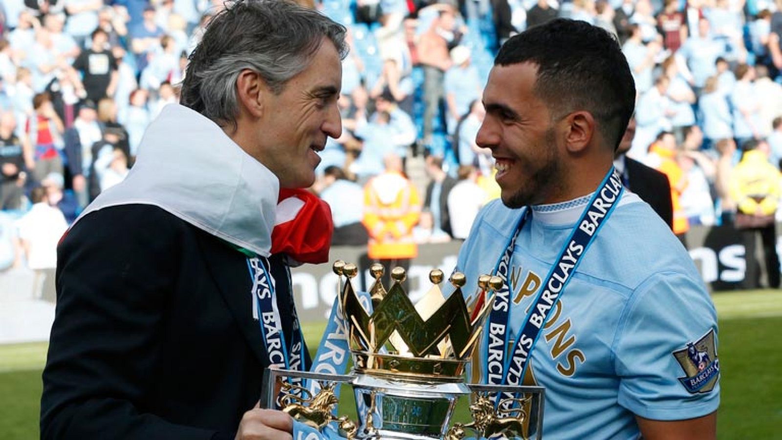 Durante las celebraciones del Manchester City tras ganar la Premier, Tévez enseñó una pancarta de mal gusto en la que se podía leer "RIP Fergusson", el entrenador del United. Tévez dice que fue una broma y que no piensa pedir perdón.