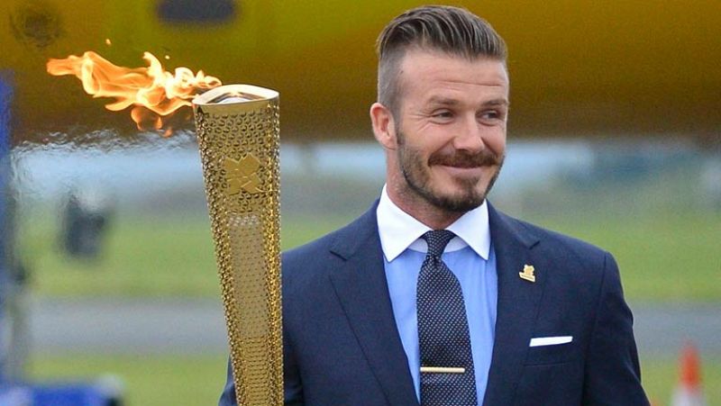 La llama olímpica ha llegado a Reino Unido en un avión lleno de personalidades. El jugador de fútbol David Beckham ha sido el encargado de lucirla en el aeropuerto.