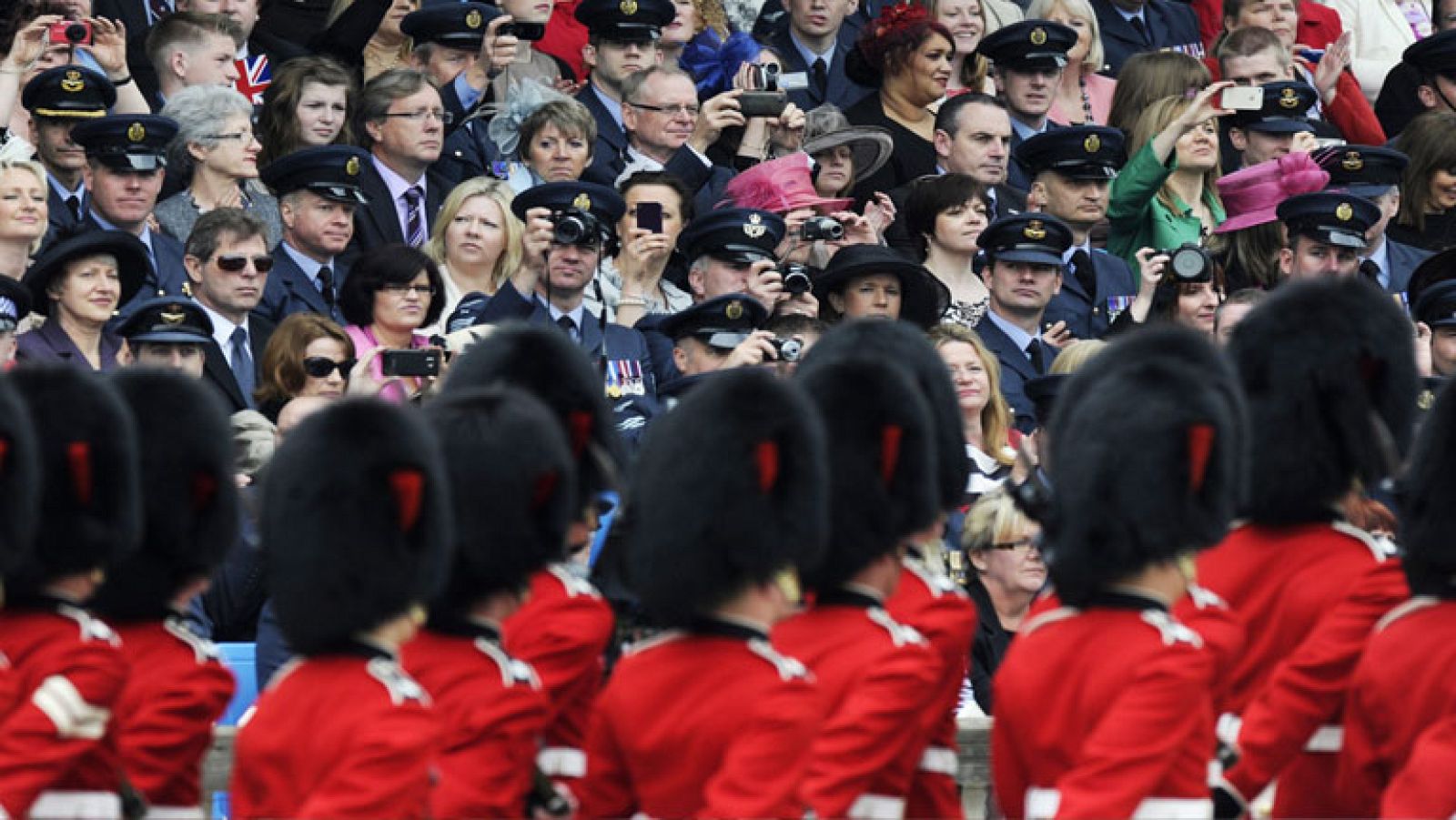 La reina Isabel II de Inglaterra continúa celebrando sus 60 años en el trono