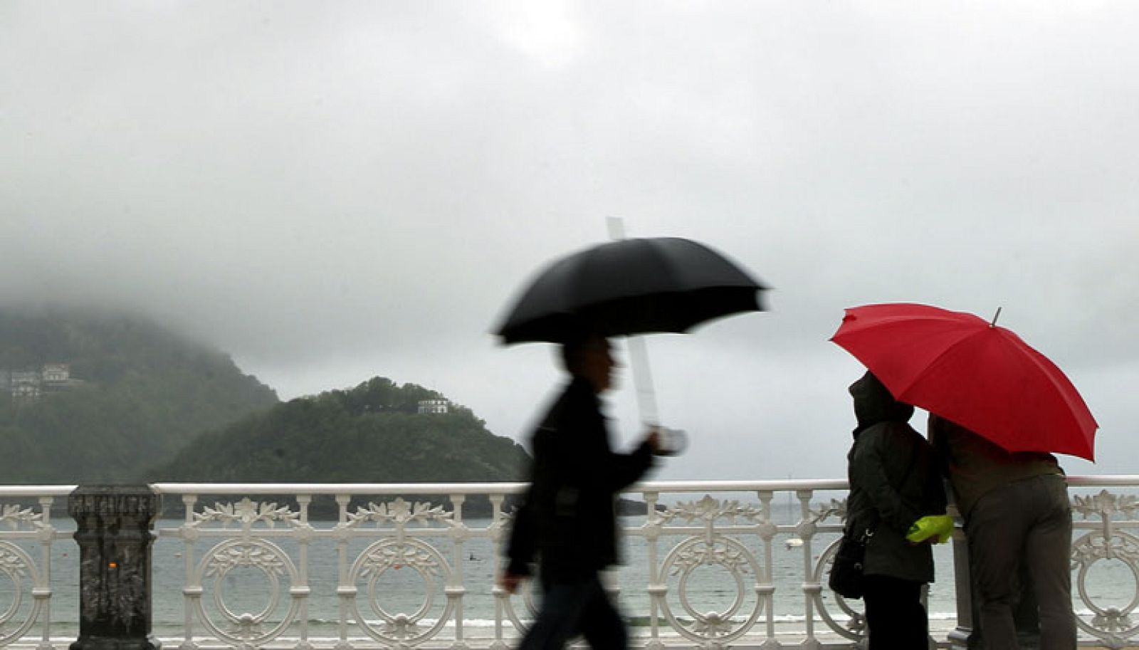 Mañana, temperaturas en descenso y chubascos en casi todo el país