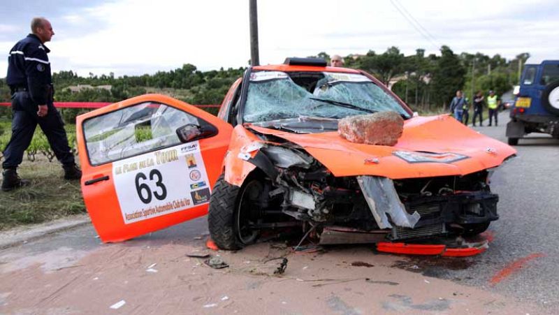 Dos personas han muerto y otras 17 han resultado heridas graves después de que uno de los vehículos que disputaban un rally en el sur de Francia se saliera del circuito y cayera sobre los espectadores, informaron hoy los medios franceses. El accident